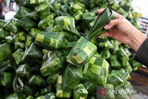 Pedagang kulit ketupat di Makassar raup untung jelang Idul Adha