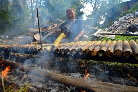 Pesanan lamang bambu meningkat jelang Idul Adha di Padang