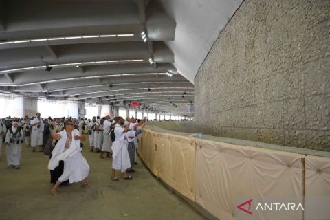 Jamaah haji lempar jumrah Aqabah di Mina