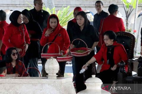 Megawati Soekarnoputri ziarah di makam Soekarno pada Harla Presiden Soekarno