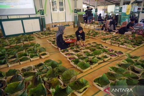 Bungkus daging kurban dengan daun jati untuk mengatasi permasalahan plastik