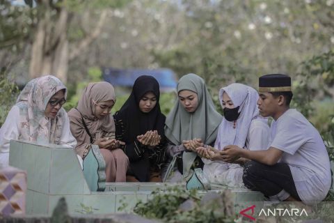 Tradisi ziarah kubur pada Hari Raya Idul Adha di Ternate