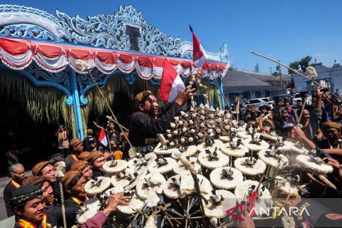 Tradisi Grebeg Besar Keraton Surakarta sebagai upaya pelestarian budaya Islam dalam momen Idul Adha
