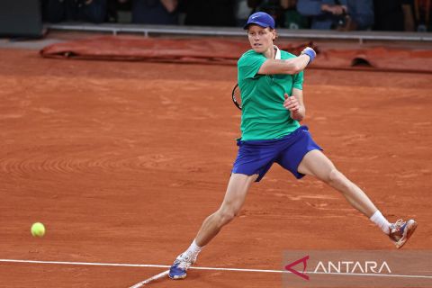 Jannik Sinner melaju ke final Roland Garros usai taklukkan Novak Djokovic