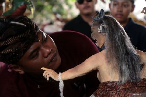 Lomba ogoh-ogoh mini menjadi ajang mengadu kreativitas remaja di Mataram