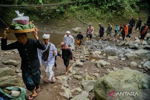Ritual Mendak Tirta suku Tengger jelang Yadnya Kasada di Probolinggo
