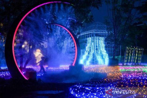 Wisata Wahana Galactic Glow saat libur Idul Adha