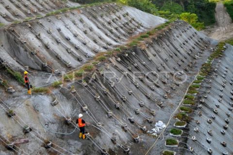 Pemeliharaan kawasan hijau tol Padang - Sicincin