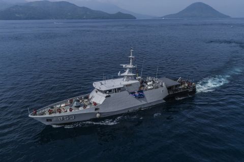 KRI Tatihu-853 distribusikan uang layak edar sejumlah Rp4 miliar dalam Ekspedisi Rupiah Berdaulat yang digagas BI Malut
