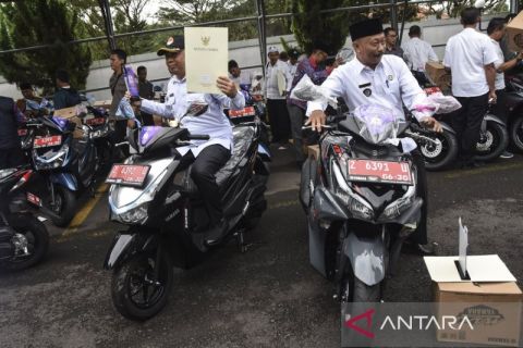 Lunas pajak lebih cepat, kepala desa dan lurah di Ciamis terima penghargaan dan sepeda motor dinas