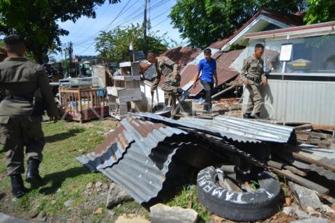 Penertiban bangunan liar di Padang