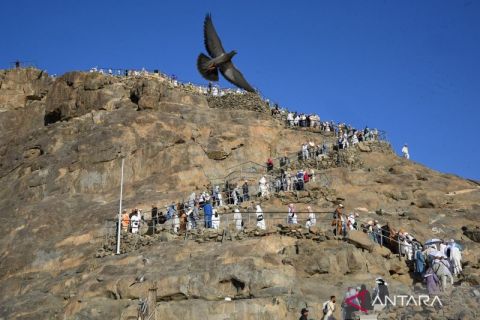 Melihat penampakan Gua Hira yang dipadati ratusan jamaah haji