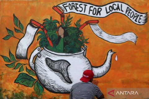 Aktivis di Aceh buat mural bertema peduli ekosistem lingkungan