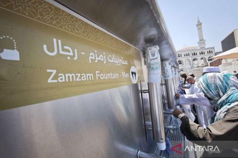 Bukti kemudahan di tanah suci, jamaah haji padati titik layanan air Zamzam di Masjidil Haram