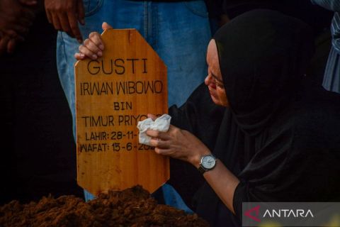Tangis haru keluarga iringi pemakaman musisi Gustiwiw di Bekasi