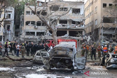 Begini penampakan kerusakan gedung terkena rudal Iran di Tel Aviv