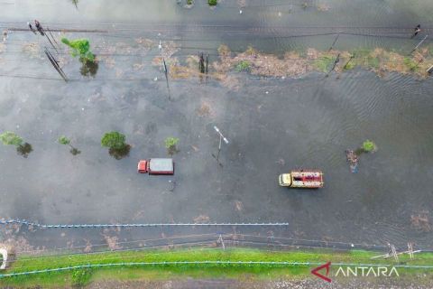 Jalan Raya Porong dan rel kereta api di Sidoarjo terendam banjir