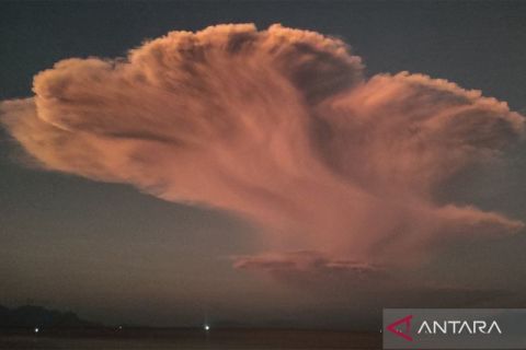 Gunung Lewotobi Laki-laki  di Flores Timur NTT kembali erupsi