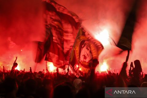 Persebaya HUT ke-98, ratusan Bonek Mania nyalakan suar