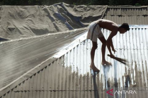 Dampak letusan Gunung Lewotobi Laki-laki, atap rumah warga dipenuhi abu vulkanik