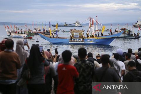 Tarian soya-soya di atas perahu hias meriahkan Festival Kora-Kora 2025 di Ternate