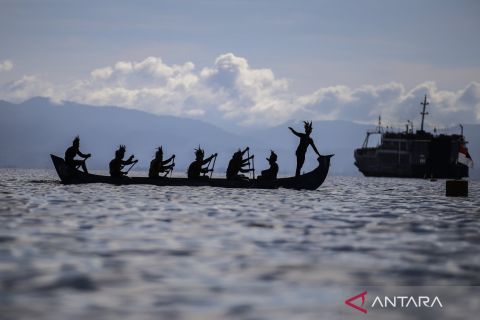 Lomba dayung perahu kora-kora di Ternate