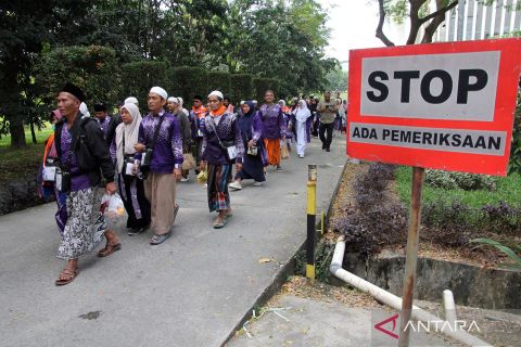 Jamaah Haji pesawat Saudia Airlines dipindahkan ke hotel usai mendarat darurat di Bandara Internasional Kualanamu