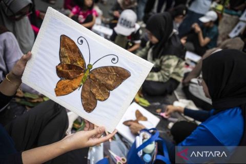 Daun kering pun bisa jadi karya seni untuk mengatasi sampah organik