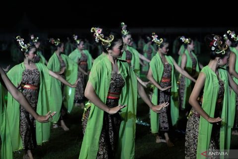 Tari Lengger Banyumasan tampil massal dalam acara kolaborasi 2.000 seniman di Purwokerto