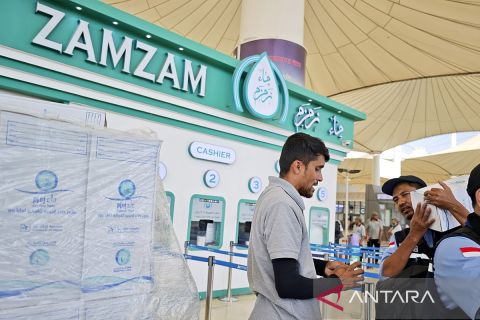 Layanan pembelian air zamzam di Bandara King Abdulaziz