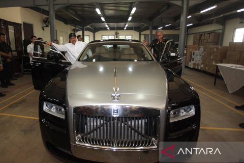Lelang mobil Rolls-Royce laku Rp2,5 Miliar, hasilnya untuk renovasi rumah warga tak mampu