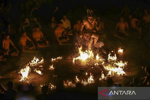 Tari kecak di Uluwatu jadi magnet wisata, rata-rata disaksikan 2.000 turis per hari