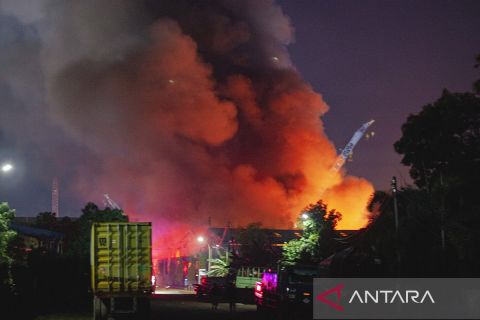 Gudang pengolahan limbah B3 di Batam terbakar