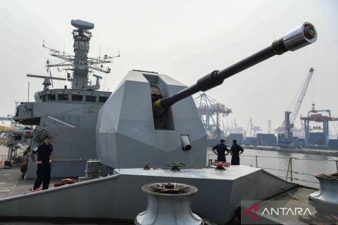 Melihat megahnya kapal perang Inggris yang sandar di Pelabuhan Tanjung Priok