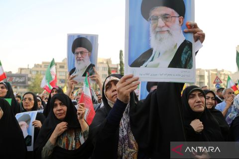 Warga Iran turun ke jalan merayakan gencatan senjata dengan Israel