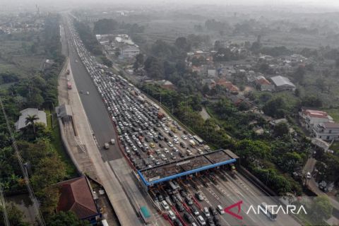 Lalu lintas menuju Puncak padat, polisi berlakukan sitem ganjil genap dan satu arah