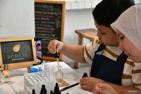 Mengisi liburan anak dengan latihan membuat parfum dari bahan alami