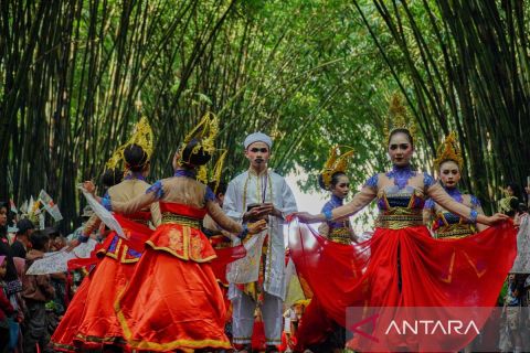 Warga di kaki Gunung Semeru gelar tradisi Grebeg Suro sebagai ungkapan rasa syukur atas melimpahnya sumber air