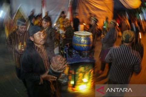 Warga Kandri kirab tujuh kendi air sambut tahun baru Hijriah