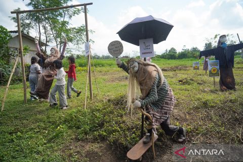 Beginilah uniknya Festival Memedi Sawah berbahan sampah di Sleman