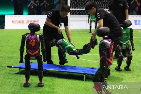 Kegesitan robot bertanding bola dengan kendali kecerdasan buatan di Beijing