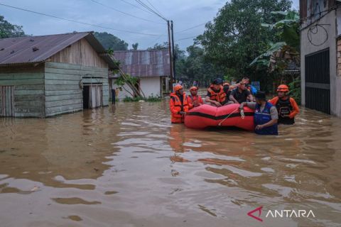 Gubernur Sultra tinjau banjir Kendari