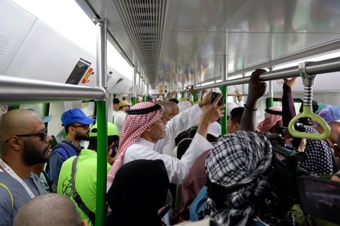 Menjajal kereta listrik khusus haji di Mina