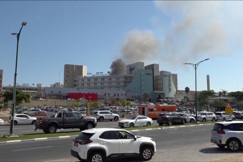 Asap mengepul dari rumah sakit di Israel setelah serangan rudal Iran