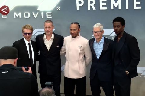 Brad Pitt & pembalap ambil alih Times Square pada pemutaran perdana F1