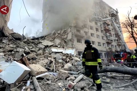 Serangan Rusia di Kyiv tewaskan belasan jiwa dan lukai puluhan orang