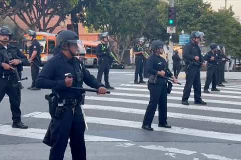 Hampir 400 orang ditangkap dalam protes imigrasi di Los Angeles
