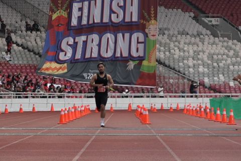 Intip keseruan pelari capai finish Jakarta International Marathon 2025