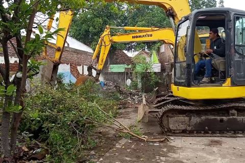 KAI eksekusi 50 bangunan di lahan aset untuk perluasan Stasiun Madiun