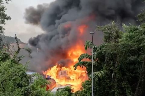 Kebakaran melahap gudang penyimpanan minyak di Johor, Malaysia